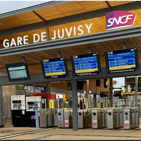 Aeroport D' Orly, Location De Parking, En 5 Mn En Voiture Ou A 2 Stations En Bus 191-100 Ou Taxis 12-13 Euros, A 2 Min A Pied Des Magasins Et Restaurants Proche Paris Et De La Gare C Et D Possibilite De Venir Tres Tard Et Partir Tres Tot * Athis-Mons