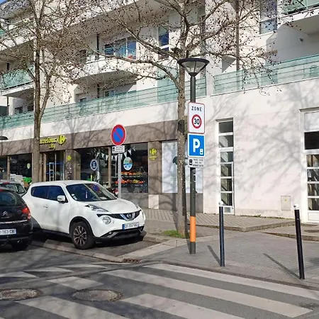 Aeroport D' Orly, Location De Parking, En 5 Mn En Voiture Ou A 2 Stations En Bus 191-100 Ou Taxis 12-13 Euros, A 2 Min A Pied Des Magasins Et Restaurants Proche Paris Et De La Gare C Et D Possibilite De Venir Tres Tard Et Partir Tres Tot