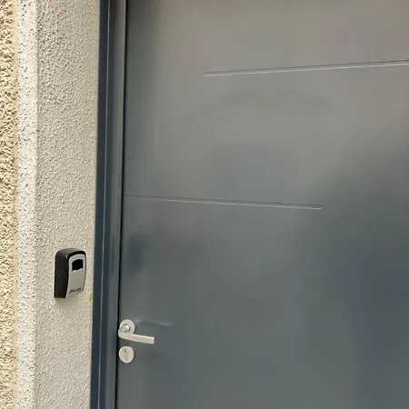 Aeroport D' Orly, Location De Parking, En 5 Mn En Voiture Ou A 2 Stations En Bus 191-100 Ou Taxis 12-13 Euros, A 2 Min A Pied Des Magasins Et Restaurants Proche Paris Et De La Gare C Et D Possibilite De Venir Tres Tard Et Partir Tres Tot Apartment
