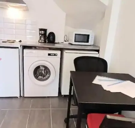 Aeroport D' Orly, Location De Parking, En 5 Mn En Voiture Ou A 2 Stations En Bus 191-100 Ou Taxis 12-13 Euros, A 2 Min A Pied Des Magasins Et Restaurants Proche Paris Et De La Gare C Et D Possibilite De Venir Tres Tard Et Partir Tres Tot *